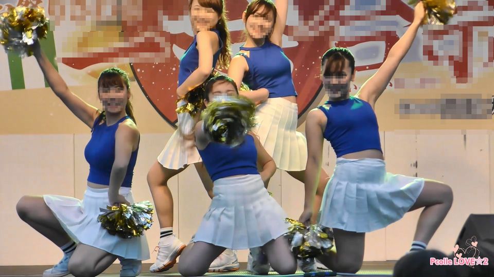 学園祭でダンスするJDチアリーダー