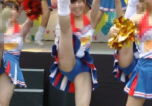 チアガールのハイキック