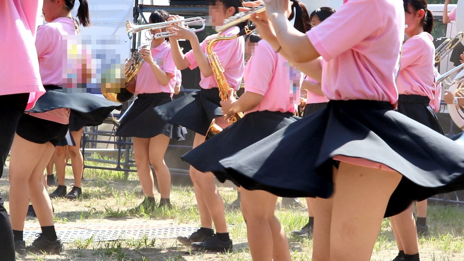 ミニスカJKマーチングバンドのパンチラ